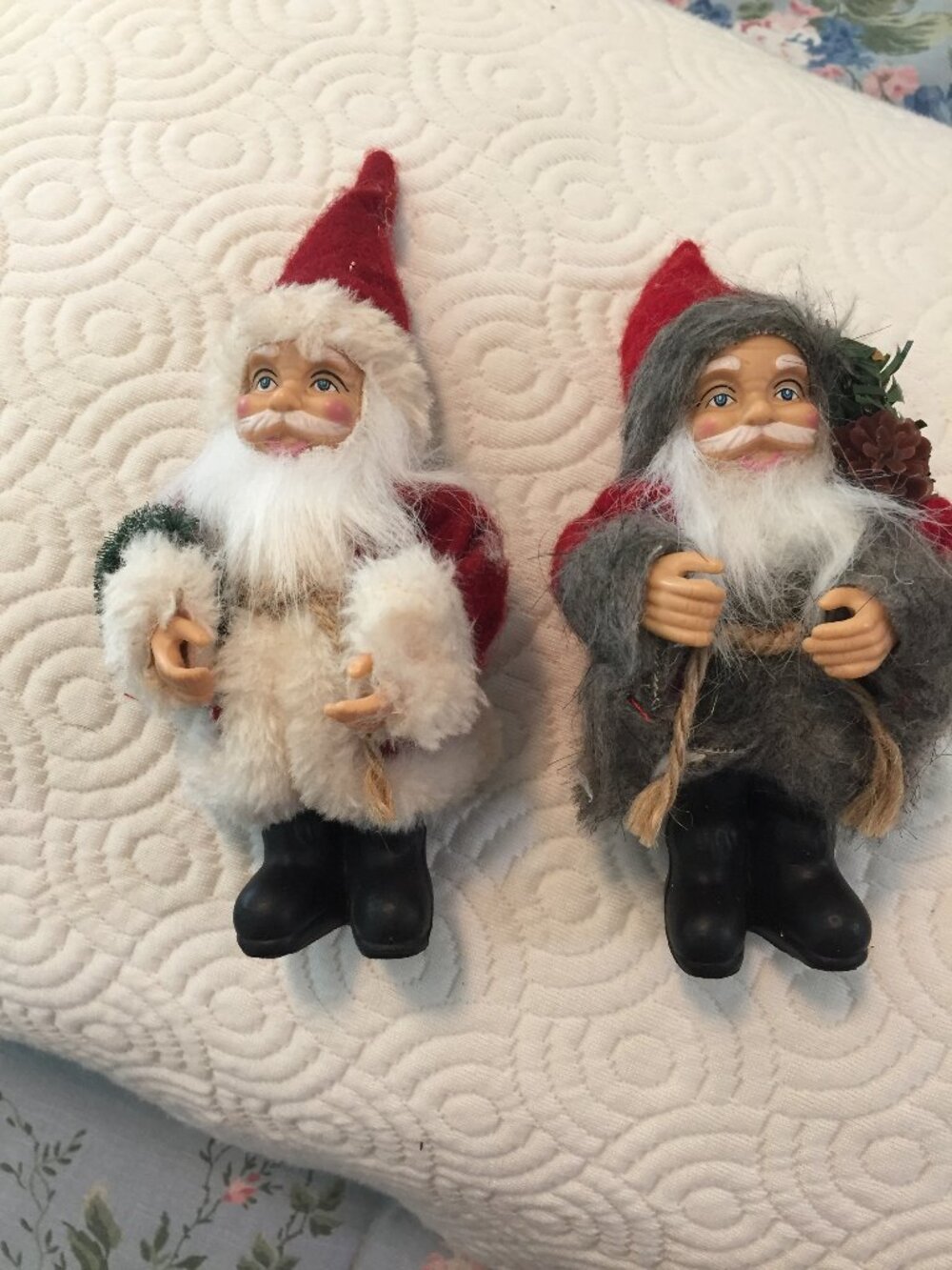 2 Old World Look Unbranded Santa Claus Figures 7"